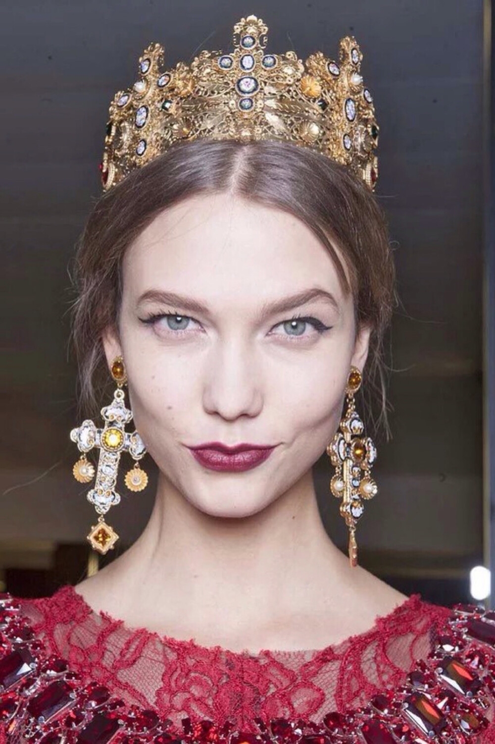 Karlie Kloss 以皇室造型为2013 Dolce &amp;amp; Gabbana走秀。