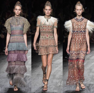 Valentino S/S 2016 Paris. 图腾、编织、面具、刺青，神秘而粗犷的非洲土著部落元素，均被Valentino的精工细作融入2016春夏系列的细节之中。