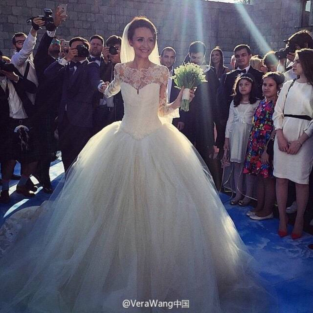 后背牵手环游世界的女主vera wang定制婚纱