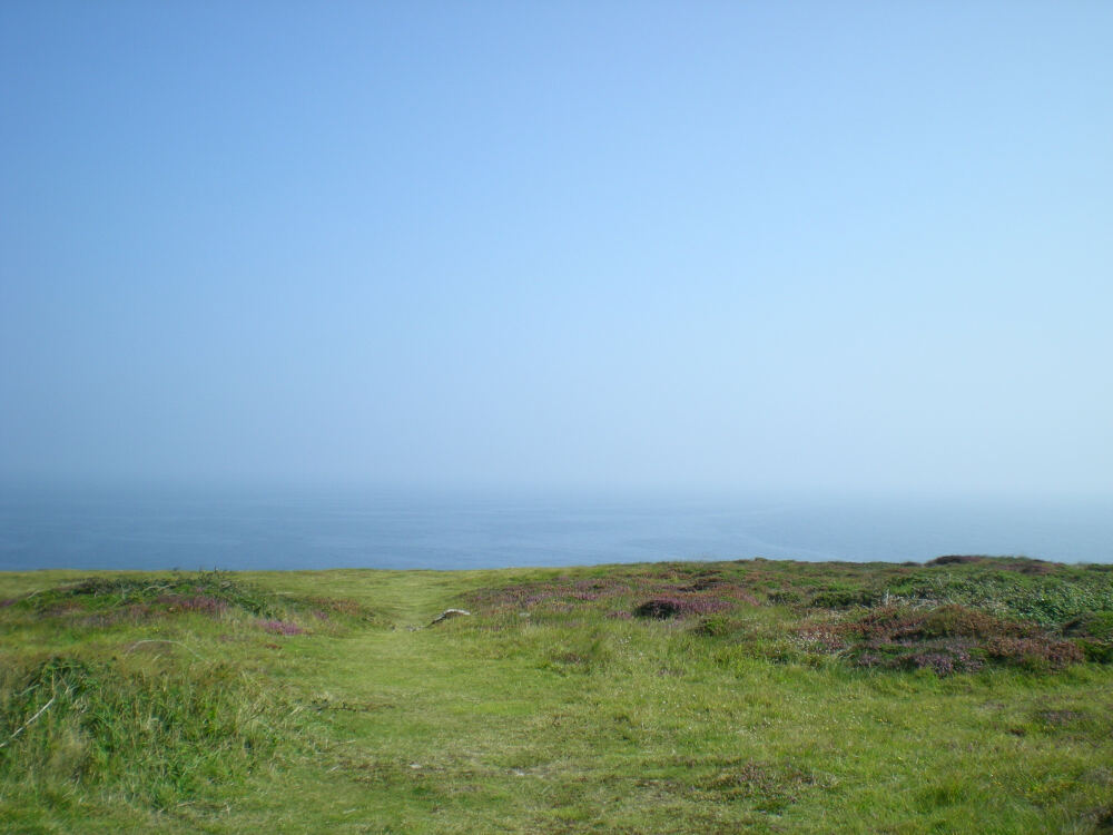 西边儿的岛【Île d'Ouessant】法国除了南部之外的地方夏天都比较短暂，所以在大西洋上的Ouessant岛一到夏天就要狠命的凹造型美的一塌糊涂。