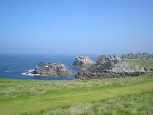 西边儿的岛【Île d'Ouessant】法国除了南部之外的地方夏天都比较短暂，所以在大西洋上的Ouessant岛一到夏天就要狠命的凹造型美的一塌糊涂。