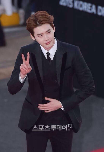 李演员今日红毯照