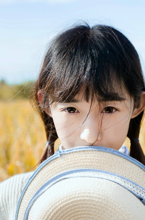 记得早先少年时 大家诚诚恳恳 说一句 是一句 清早上火车站 长街黑暗无行人 卖豆浆的小店冒着热气 从前的日色变得慢 车，马，邮件都慢 一生只够爱一个人 从前的锁也好看 钥匙精美有样子 你锁了 人家就懂了