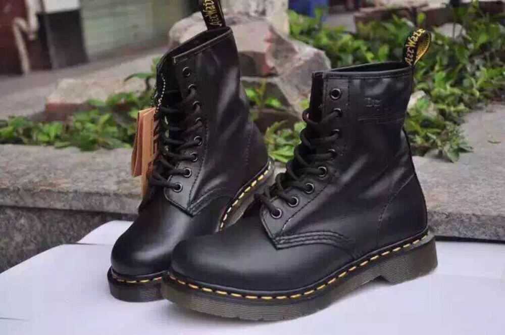 Dr.martens 马丁医生原单马丁靴！马丁靴的鼻祖品牌，也是最为经典的款式了，百年过时，鞋柜里的必备款。头层牛皮面，是软皮的，橡胶底，手工鞋，这个货我也卖了3年了总是好评不断，东西确实过硬。36-43码，男女同款的，码数是正码，但是若是两个码数纠结的脚型建议选其大码。