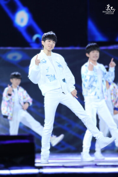 #王俊凯# #TFBOYS王俊凯# #TFBOYS# 150927 央视中秋晚会 cr：BelovedGlory王俊凯荣光站