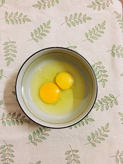 妈妈从乡下邻里带回来的鸡蛋，个头虽小但是做出来的食物非常香。