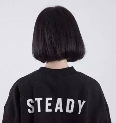 黑白，短发，背影