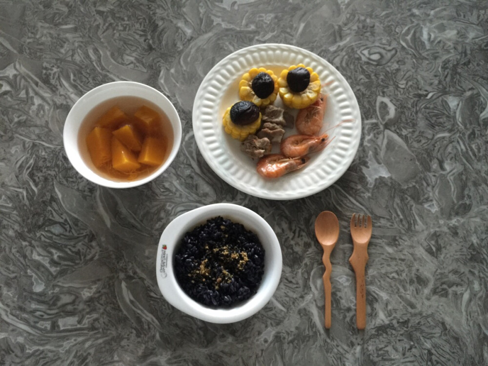 乌米饭、南瓜汤、玉米、排骨、虾、香菇