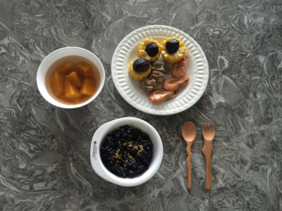 乌米饭、南瓜汤、玉米、排骨、虾、香菇