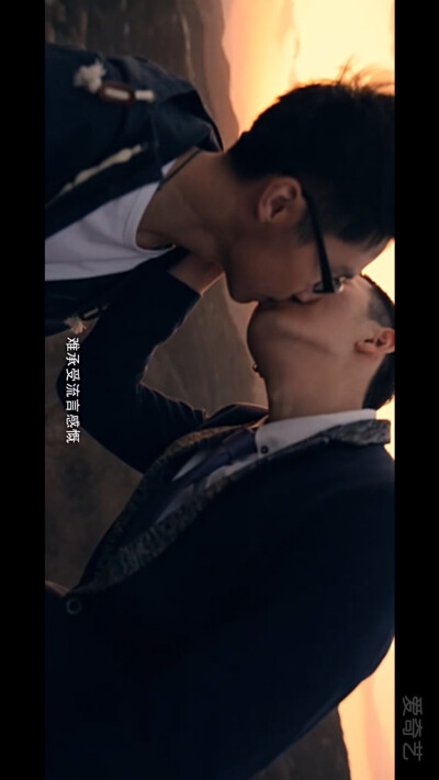 推荐部非常好看的电影 《类似爱情》看得我一边哭一边笑 两个男人的爱情 第一部攻比较高冷霸道总裁范儿 第二部就比较爱笑了网上好评不断 没有一点恶心的感觉只有祝福 我还在看第二部呢听说有人非常期待第三部 不知道…