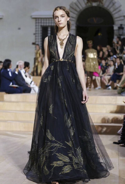 Valentino Couture Fall 2015 / 在上季春夏高定带来一系列如痴如梦的宫廷仙女装美翻世人后，本季显得稍微低调了些，沉稳大气的罗马女神装描绘了一幅古罗马时期斗兽场仙女下凡的盛景，以黑、红、金三色为主调，再配上…