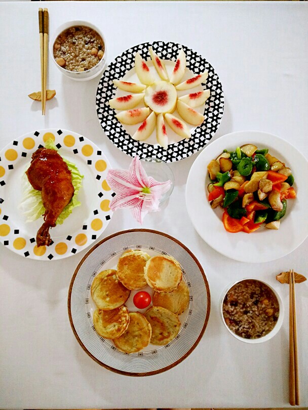 今日早餐:香蕉松饼、红豆莲子粥、彩椒炒杏鲍菇、鸡腿、桃子。