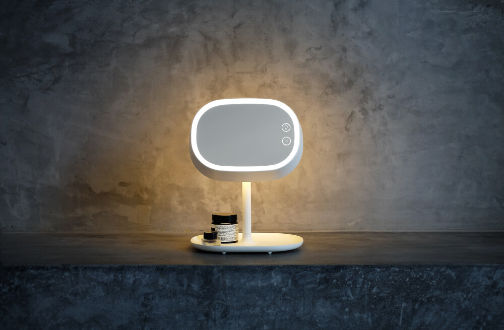告别光线陷阱 呈现完美妆容 化妆镜灯外圈灯光可模拟自然光，让你在化妆时告别光线陷阱，避免因环境改变或室内光线不同导致的化妆色差，为你呈现完美的妆容！ 作为一个台灯时 是居室中一颗''夜明珠’’，台灯色温2800K-3200K，光线柔和温暖，适合做床头灯、书房灯、氛围灯使用！ 超过2600多人点赞的淘宝众筹项目（同期上线的产品中排名第一），上线不到48小时就已经突破100,000RMB，