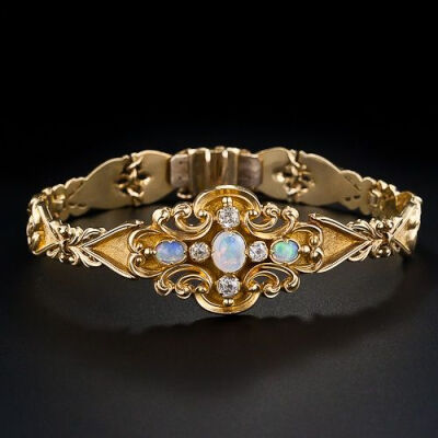 欧泊作为饰品在西方有2000多年的历史。有记载，欧泊在公元前200-100年期间就被用作珍贵宝石。皇室贵族都喜爱欧泊，拿破仑皇后约瑟芬有一款“燃烧特洛伊”的欧泊项链,英国维多利亚女王赠送给她的5个女儿欧泊珠宝。在…