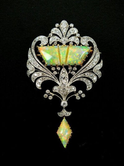 欧泊作为饰品在西方有2000多年的历史。有记载，欧泊在公元前200-100年期间就被用作珍贵宝石。皇室贵族都喜爱欧泊，拿破仑皇后约瑟芬有一款“燃烧特洛伊”的欧泊项链,英国维多利亚女王赠送给她的5个女儿欧泊珠宝。在…