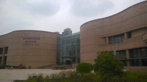 扬州双博馆：由扬州博物馆新馆和扬州中国雕版印刷博物馆组成。