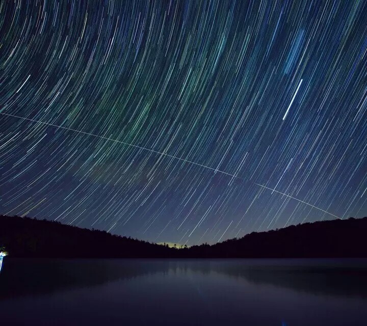 太美了！这是地球与群星华美的舞蹈。 本人文盲，希望看到的各位能给这张图，配段美好的文字。请不吝赐教。