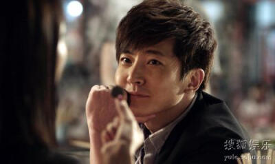 【郭京飞】话剧演员，因为《龙门镖局》活跃到视线前。虽然他一脸橘子皮，但我还是觉得大掌柜帅！