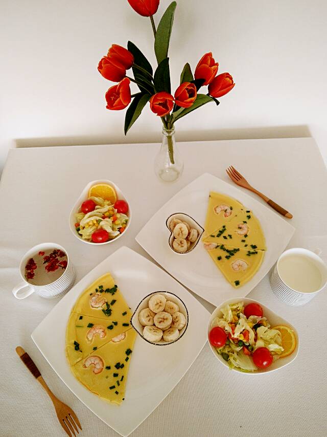 今天的快速早餐:韭菜鲜虾饼、蔬菜沙拉、牛奶与玫瑰花茶。 就着阳光吃个早餐吧，鼻间满是玫瑰花的香气，瞬间幸福暴棚啊！[愉快]