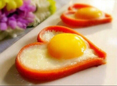 早餐之选—爱心蛋 - 一日之计在于晨！早餐是每天新的开始，既要营养，又要健康，煎蛋、面包、火腿肠、牛奶、豆浆…色香味俱全！