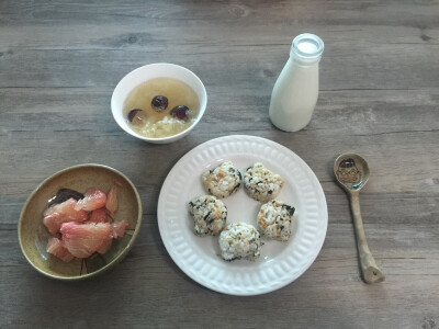 肉松海苔饭团、牛奶、柚子、银耳皂角米羹