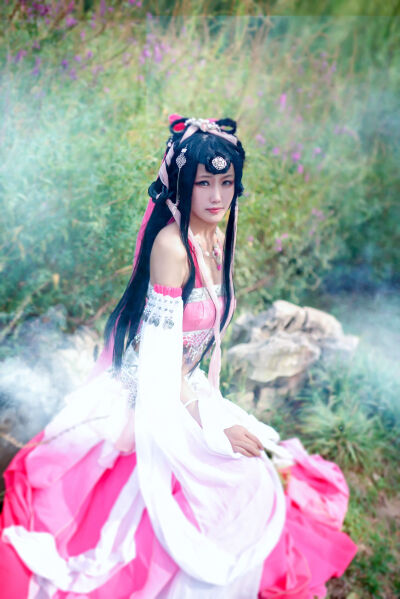 《锦鲤抄》 cn：樱歌琉璃【渣浪：@樱歌琉璃w】 服装：邕州司马 妆娘：独角兽Ako 摄影：诗哲 后期：日夏工作室 小天使：浅安和我媳妇~ 晨曦惊扰了陌上新桑 风卷起庭前落花穿过回廊 浓墨追逐着情绪流淌 染我素衣白裳