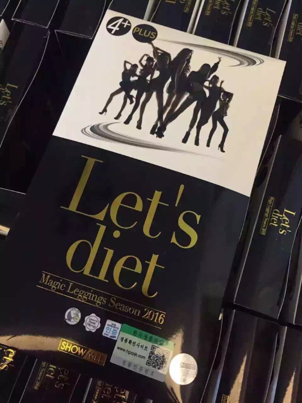 韩国let s diet，去年瘦腿袜最火的品牌，今年推出4+plus皮裤。弹力超级大，穿着很舒服，绝不紧绷，哑光更显瘦，带薄绒，一条裤子轻松过冬！适合体重80-160斤，身高150-172CM的亲们！我觉得这个真的每人都至少来一条啊，冬天的长款衣服毛衣大衣外套的，少不了她