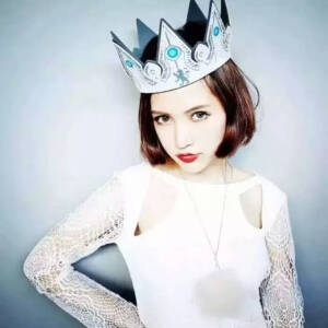 当你越来越漂亮时，自然有人关注你。当你越来越有能力时，自然会有人看得起你。改变自己，你才有自信，梦想才会慢慢的实现。做最好的自己，懒可以毁掉一个人，勤可以激发一个人！不要等夕阳西下的时候才对自己说，想当初、如果、要是，之类的话！不为别人，只为做一个连自己都羡慕的人。