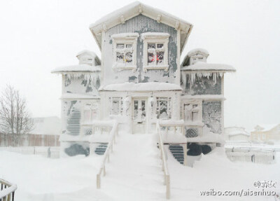 冰岛摄影师Julien Ratel 在圣诞节间拍摄了一组暴风雪后的阿克雷里(Akureyri)街景。