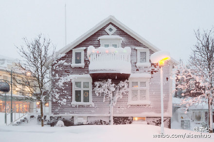 冰岛摄影师Julien Ratel 在圣诞节间拍摄了一组暴风雪后的阿克雷里(Akureyri)街景。