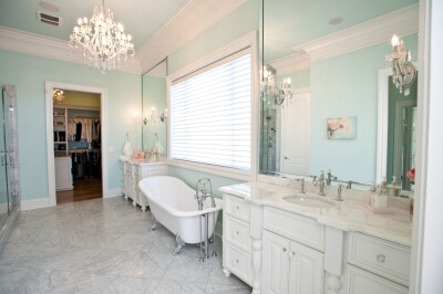 白色的浴柜、浴缸再配上水晶灯，真的是简单又浪漫