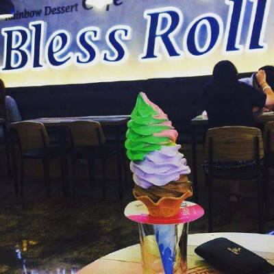 韓國Bless Roll Cafe的彩虹系列甜品！深夜報復來一波！我該去睡啦～