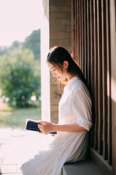 犹记那年的秋末风还没有那么凉，他与朝臣论事之时她就那么静静地坐在他屋外的窗沿上。一遍又一遍不厌其烦地翻看手中的山海经。时不时地往屋子里瞅上两眼，把辩论不休的大人们一一与书中的神怪异兽相对应，忍不住噗地…