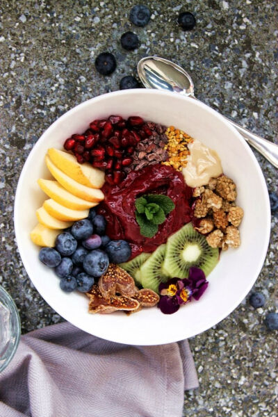早餐来一碗缤纷丰盛的smootie bowl