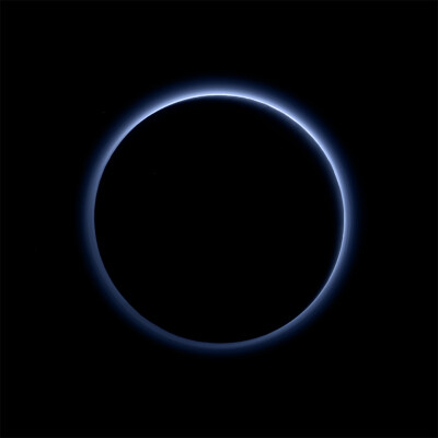 冥王星的蓝空：新视野号(NewHorizons)传回的首批冥王星大气层的彩照，照片显示冥王星有蓝色的大气层。“谁能想到在柯伊伯带也会有蓝色的天空？真的是太神奇了！