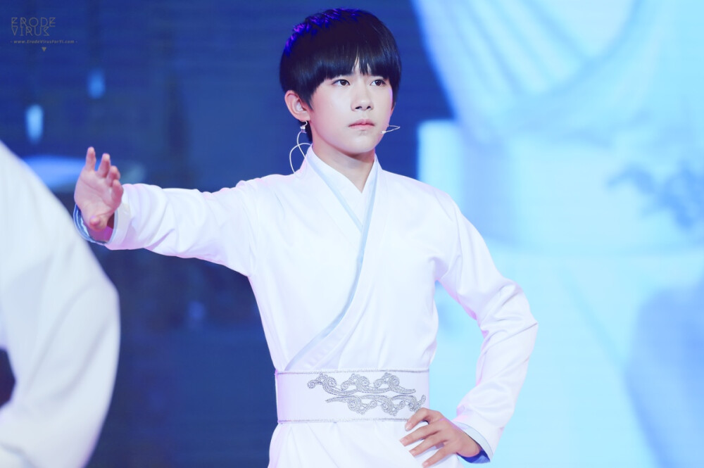 #易烊千玺 #tfboys易烊千玺 #tfboys 电脑桌面壁纸桌面背景 高清 美颜