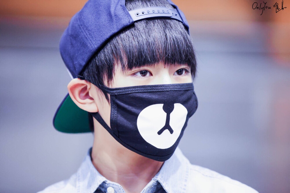 TFBOYS易烊千玺 151016 无锡回北京 高清 cr.logo 机场图