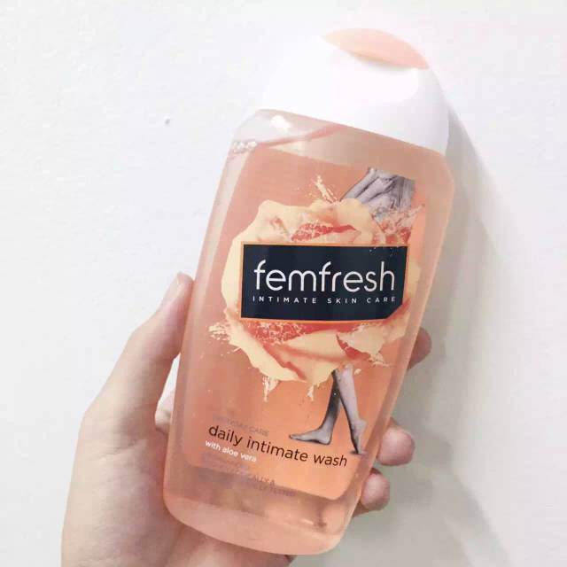 femfresh 250ml大瓶 每次只需要一点点 一瓶可以用很久了 开口很卫生方便 往上一提就是开 压下去就是关 非常非常温和 没什么香味 橘色是洋甘菊和芦荟的 还是那句话 这个是沐浴露代替不了的 沐浴露洗不干净还会有残留 脸上花几百几千 怎么就会觉得花一百块钱不到的价格买瓶护理液是多余的[微笑]作为护理液什么年龄段都可以入 [微笑]