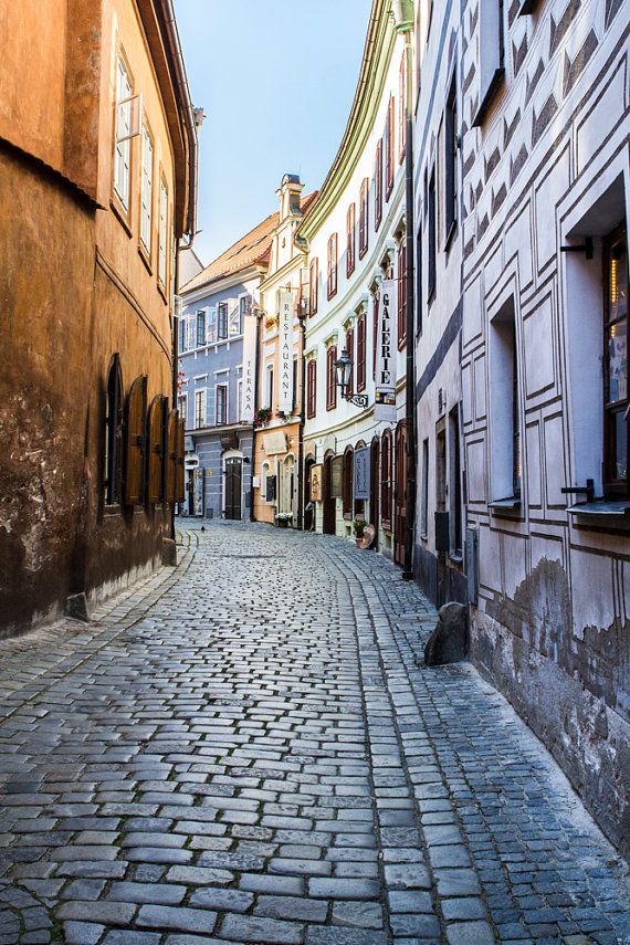 Český Krumlov, Czech Republic。捷克克鲁姆洛夫，位于南波西米亚的迷人小镇克鲁姆洛夫是世界上最美的几座城市之一。它被宽阔蜿蜒的伏尔塔瓦(Vltava)河环抱着，在河谷的对岸以城堡为中心的中世纪的城市一望无边，令人惊叹。大部分建筑建于14世纪到17世纪之间，多为哥特式和巴洛克式风格。整个小镇被流经该处的马蹄铁形的、宽阔蜿蜒的伏尔塔瓦河环抱着，而著名的城堡则建在河的对岸，风采依然。登高远眺，以城堡为中心的中世纪城市一望无边，令人惊叹。1992年，联合国教科文组织宣布授予它世界文化和自然双重遗产的头衔。