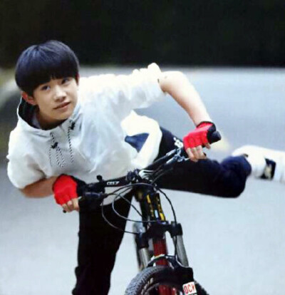 易 烊 千 玺 少年说明信片高扫