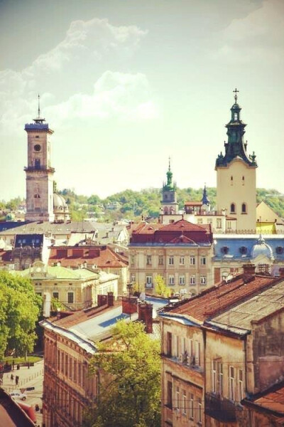 Lviv,Ukraine(by Iryna)。乌克兰利沃夫，中文又称伦贝格，是乌克兰西部的主要城市，有狮城之称，利沃夫州首府。该市是乌克兰西部主要的工业与文化教育中心，拥有许多大型工厂、乌克兰最古老的大学和著名的利沃夫歌剧…