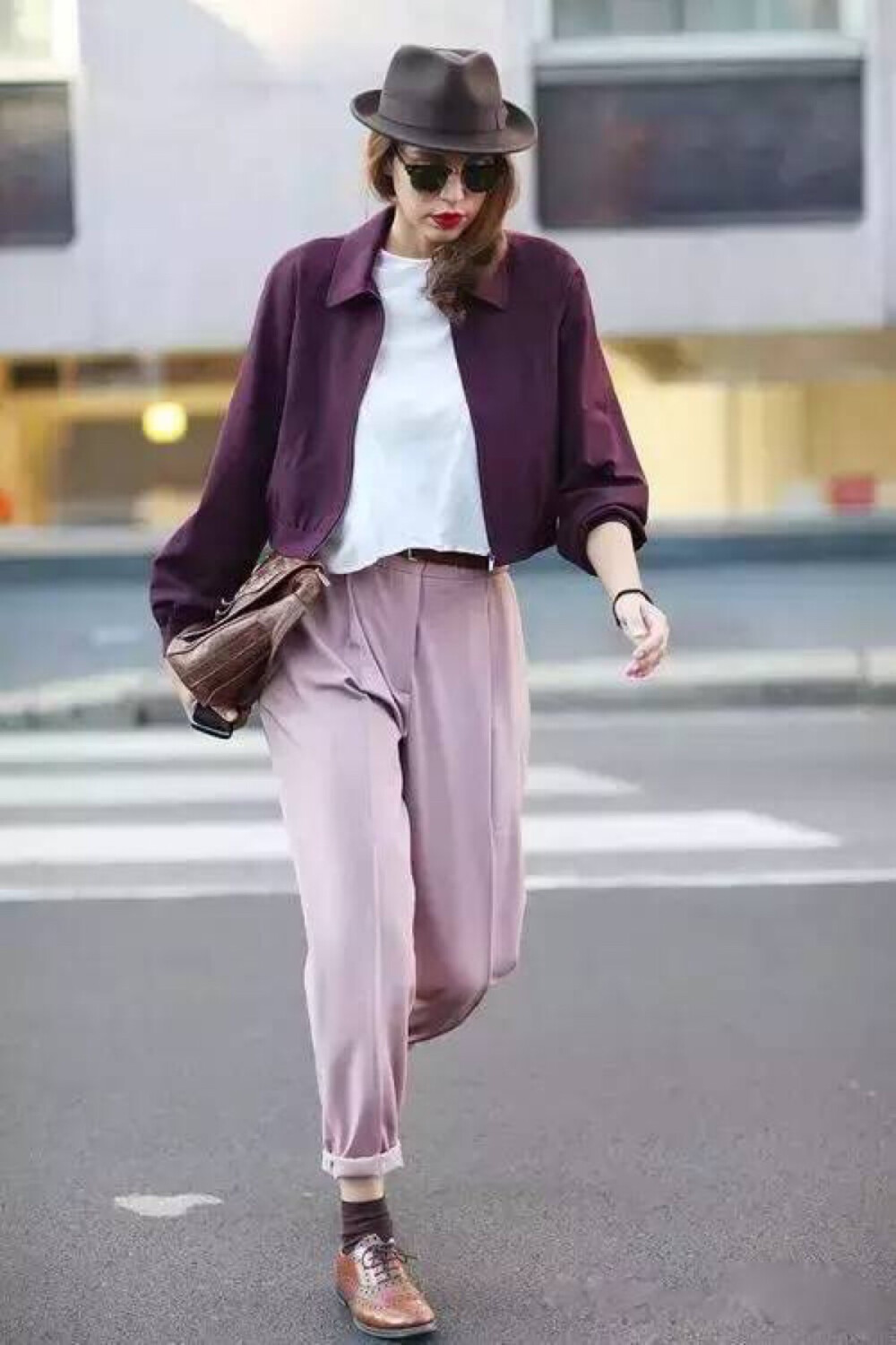 深紫色短外套x粉紫色收口长裤 细节袜子