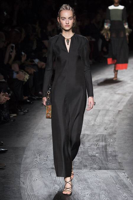 Valentino Spring 2016 RTW。华伦天奴2016春夏巴黎时装周发布。本季创意总监双人组Maria Grazia Chiuri与Pierpaolo Piccioli这次出走罗马，以非洲部落为题材，不管是非洲公主抑或是非洲女战士，新系列皆完美演绎富象徵性的原始优雅，打造出追随万物本源的纯淨设计。