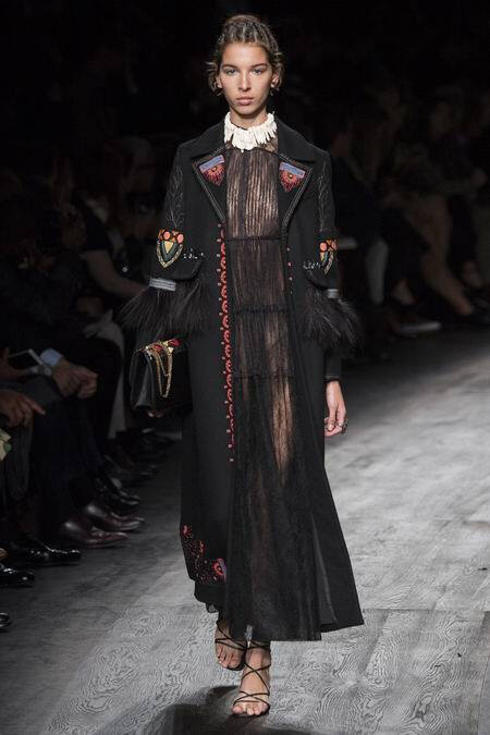 Valentino Spring 2016 RTW。华伦天奴2016春夏巴黎时装周发布。本季创意总监双人组Maria Grazia Chiuri与Pierpaolo Piccioli这次出走罗马，以非洲部落为题材，不管是非洲公主抑或是非洲女战士，新系列皆完美演绎富象徵性的原始优雅，打造出追随万物本源的纯淨设计。