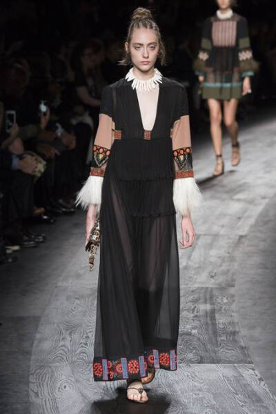 Valentino Spring 2016 RTW。华伦天奴2016春夏巴黎时装周发布。本季创意总监双人组Maria Grazia Chiuri与Pierpaolo Piccioli这次出走罗马，以非洲部落为题材，不管是非洲公主抑或是非洲女战士，新系列皆完美演绎富象…