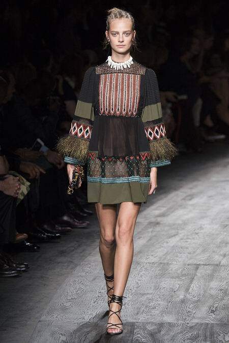 Valentino Spring 2016 RTW。华伦天奴2016春夏巴黎时装周发布。本季创意总监双人组Maria Grazia Chiuri与Pierpaolo Piccioli这次出走罗马，以非洲部落为题材，不管是非洲公主抑或是非洲女战士，新系列皆完美演绎富象徵性的原始优雅，打造出追随万物本源的纯淨设计。