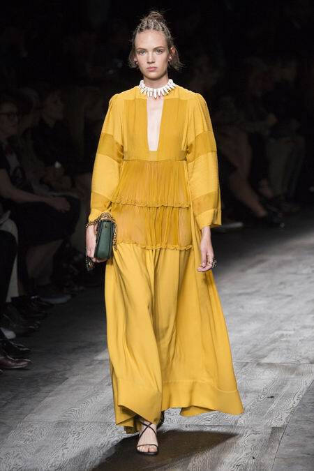 Valentino Spring 2016 RTW。华伦天奴2016春夏巴黎时装周发布。本季创意总监双人组Maria Grazia Chiuri与Pierpaolo Piccioli这次出走罗马，以非洲部落为题材，不管是非洲公主抑或是非洲女战士，新系列皆完美演绎富象徵性的原始优雅，打造出追随万物本源的纯淨设计。