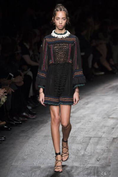 Valentino Spring 2016 RTW。华伦天奴2016春夏巴黎时装周发布。本季创意总监双人组Maria Grazia Chiuri与Pierpaolo Piccioli这次出走罗马，以非洲部落为题材，不管是非洲公主抑或是非洲女战士，新系列皆完美演绎富象…