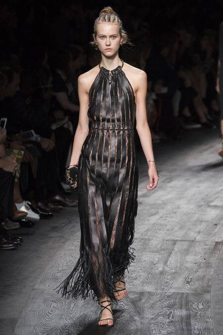 Valentino Spring 2016 RTW。华伦天奴2016春夏巴黎时装周发布。本季创意总监双人组Maria Grazia Chiuri与Pierpaolo Piccioli这次出走罗马，以非洲部落为题材，不管是非洲公主抑或是非洲女战士，新系列皆完美演绎富象徵性的原始优雅，打造出追随万物本源的纯淨设计。