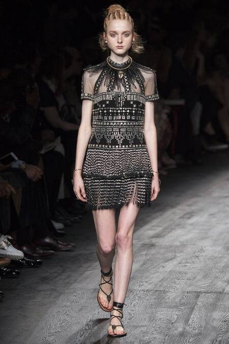 Valentino Spring 2016 RTW。华伦天奴2016春夏巴黎时装周发布。本季创意总监双人组Maria Grazia Chiuri与Pierpaolo Piccioli这次出走罗马，以非洲部落为题材，不管是非洲公主抑或是非洲女战士，新系列皆完美演绎富象徵性的原始优雅，打造出追随万物本源的纯淨设计。